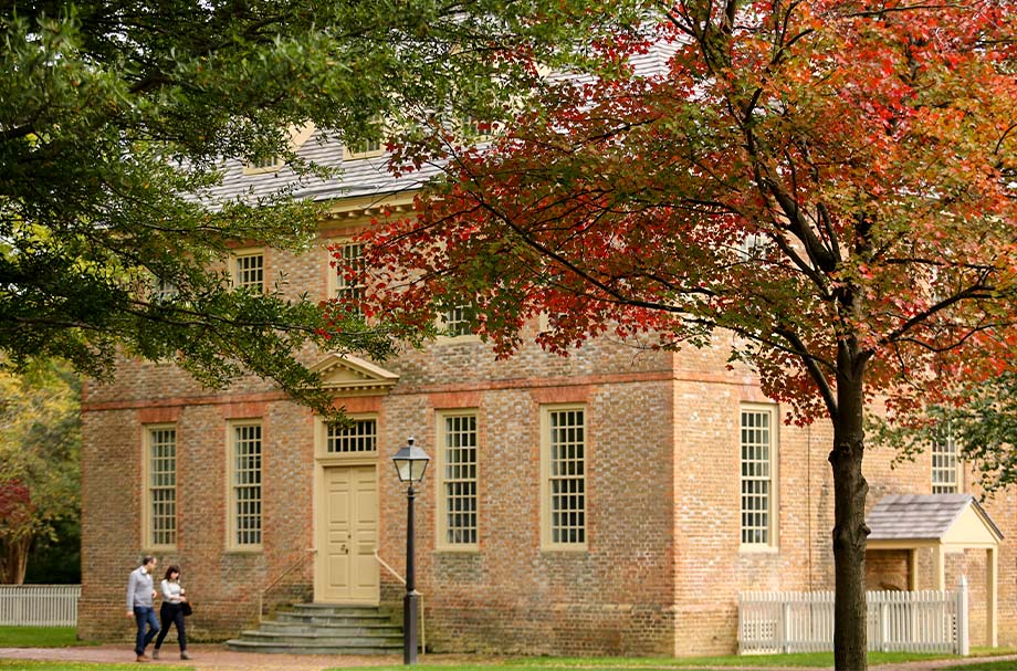 The Brafferton, located southeast of the Wren Building, was constructed in 1723 to house William & 玛丽's Indian School.