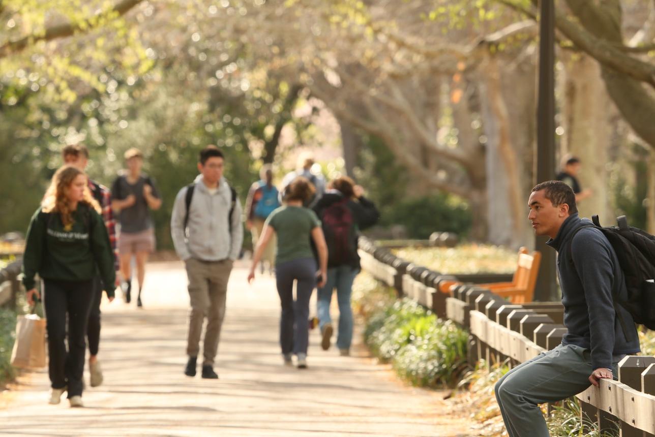 Students walking across William & 玛丽's campus