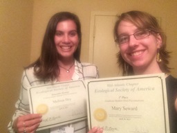 Melissa Hey '15 and graduate student 玛丽 Seward