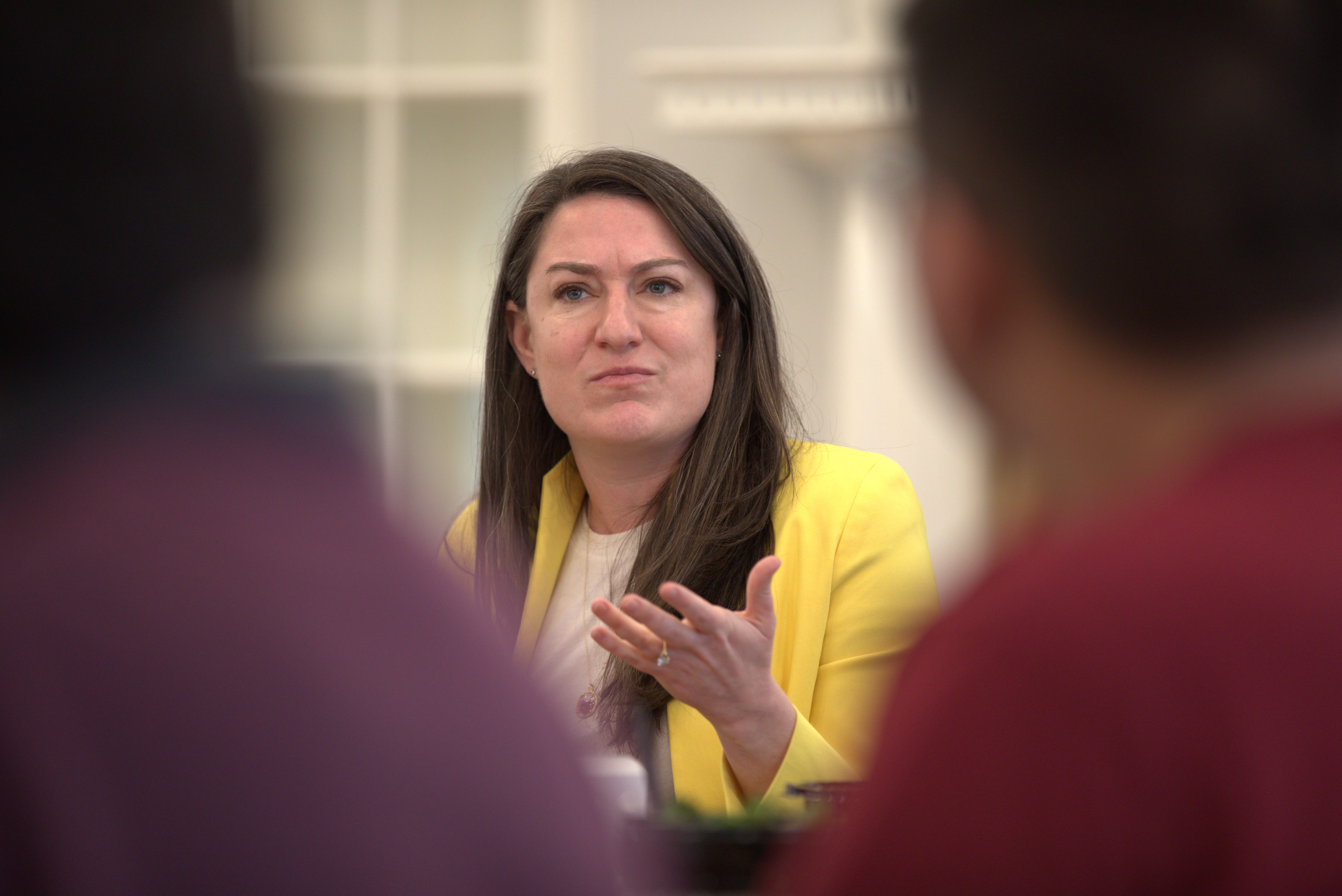 Korona discusses with aspiring William & 玛丽 journalists how their liberal arts education uniquely equips them for the quick thinking, in-depth analysis, and crisp writing required for a successful career in broadcast journalsim today. (Photo by Ted Maris-Wolf)
