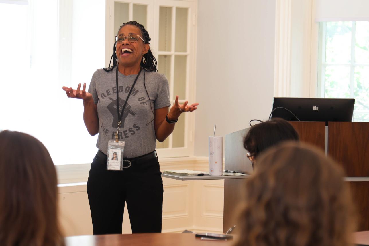 Award-winning Virginian-Pilot Education and Features Editor Denise Watson leads a six-part journalism masterclass series through William & 玛丽's Charles Center. (Photo by Tess Willett)
