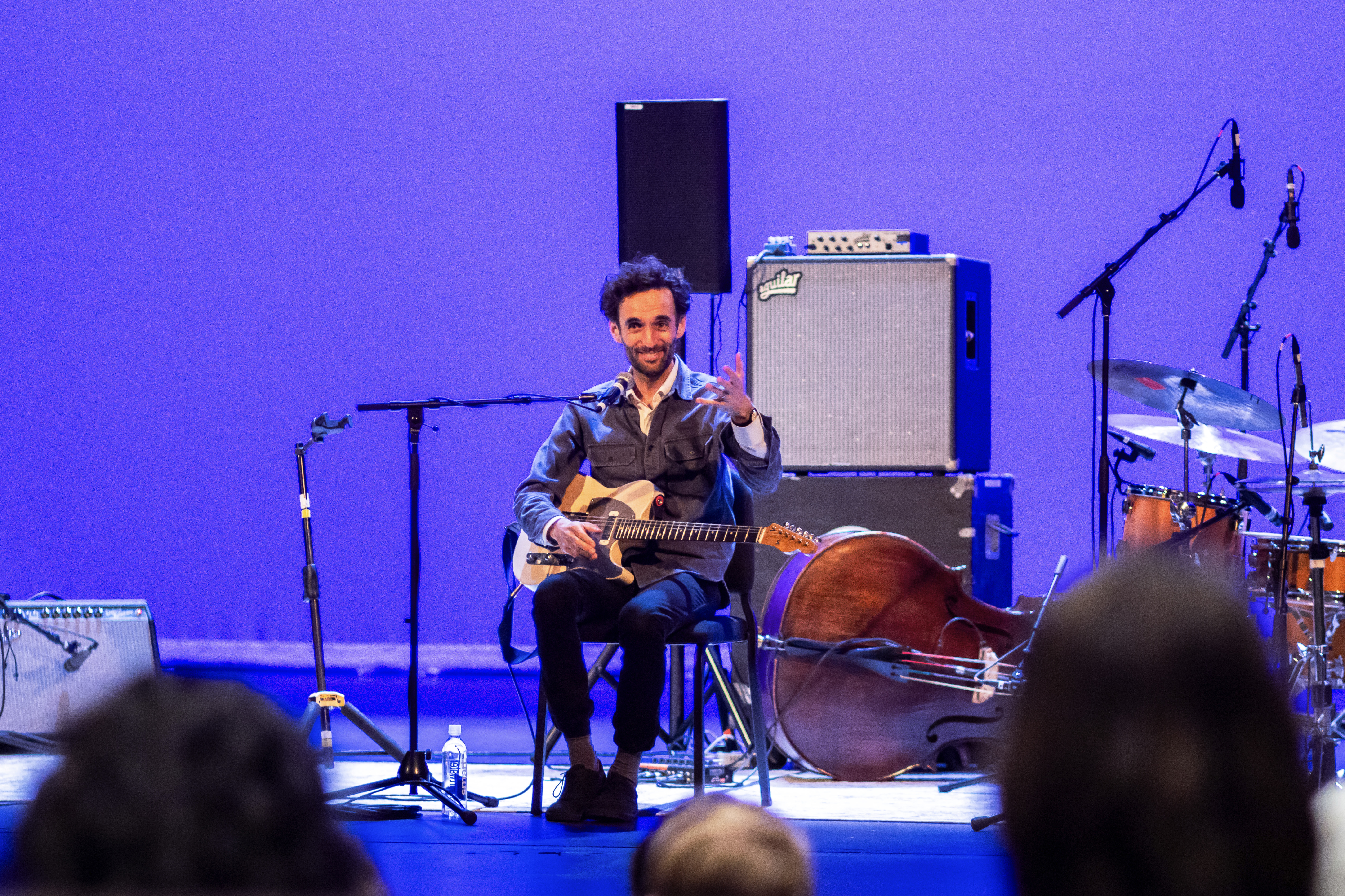 A new Charles Center arts masterclass series in collaboration with Arts at William & 玛丽 offers creative mentorship opportunities outside the classroom with such luminaries as guitarist Julian Lage, who spoke with audience members Oct. 17 at William & 玛丽. (Photo by Ryan Goodman)