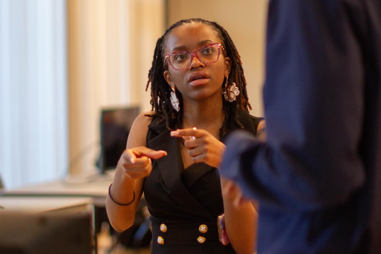 Raven Pierce ’23, M.Ed. ‘26 discusses her research at the William & 玛丽 Scholars Undergraduate Research Experience (WMSURE) annual conference last April. (Photo by Tess Willett)