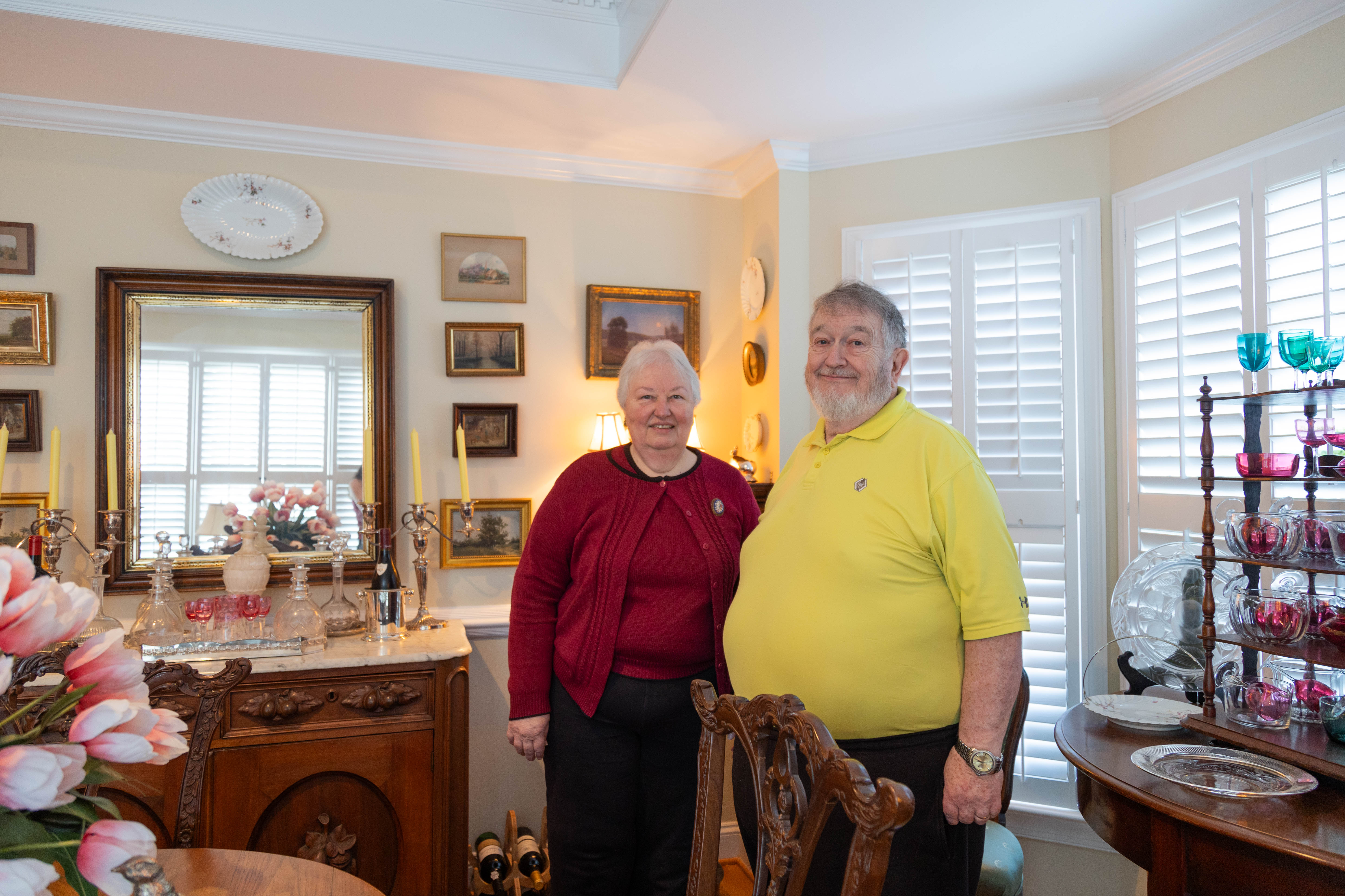 Carol and Robert Woody first met in Williamsburg during her senior year at the university and his first year at William & 玛丽 Law School — in the 10th pew of Bruton Parish Church. (Photo by Tess Willett)