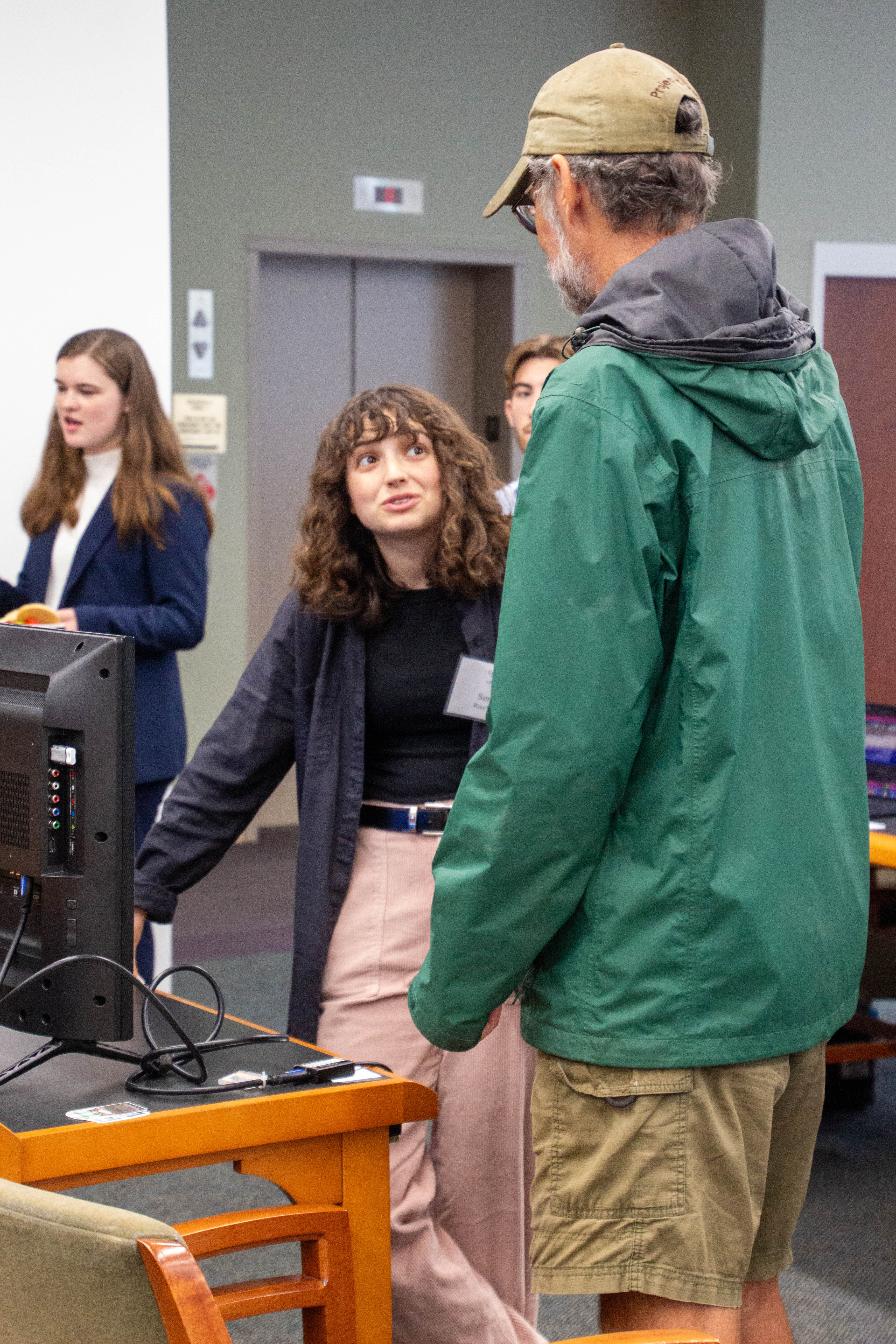  Seneca RiceWoolf ’25, shared findings from her project revealing microplastics in Lake Matoaka. (photo by Tess Willett)