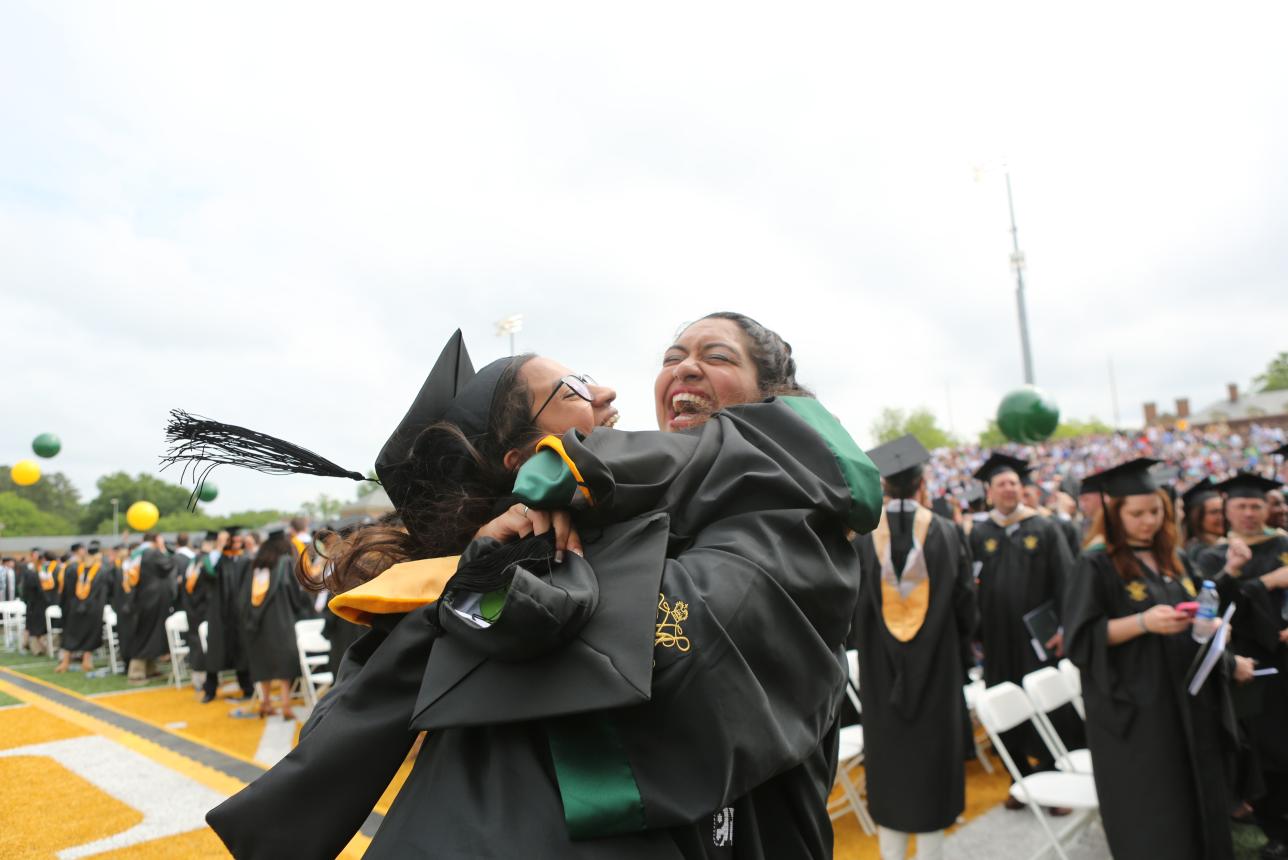 Two William & 玛丽 Students hugging at graduation
