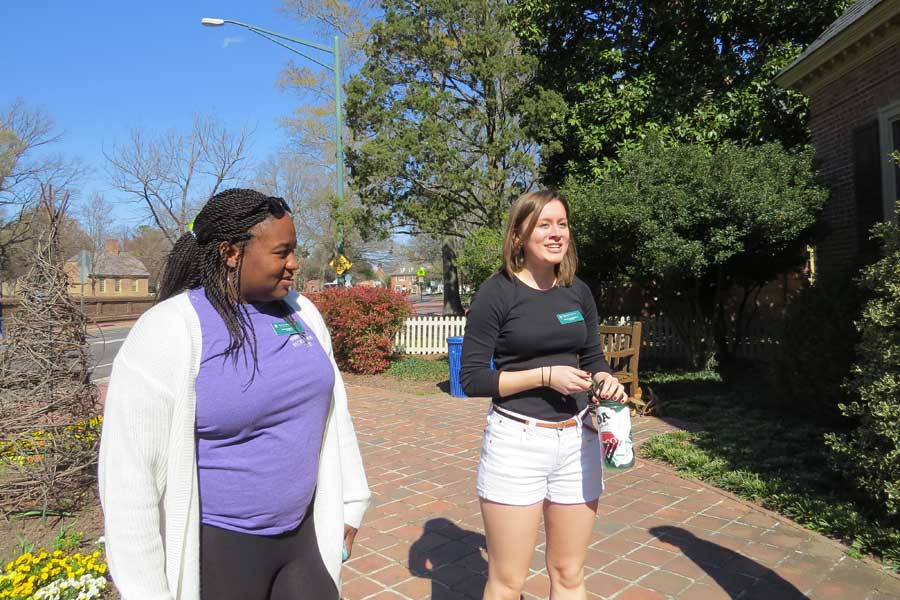 Students giving CAMWS attendees a tour of the campus