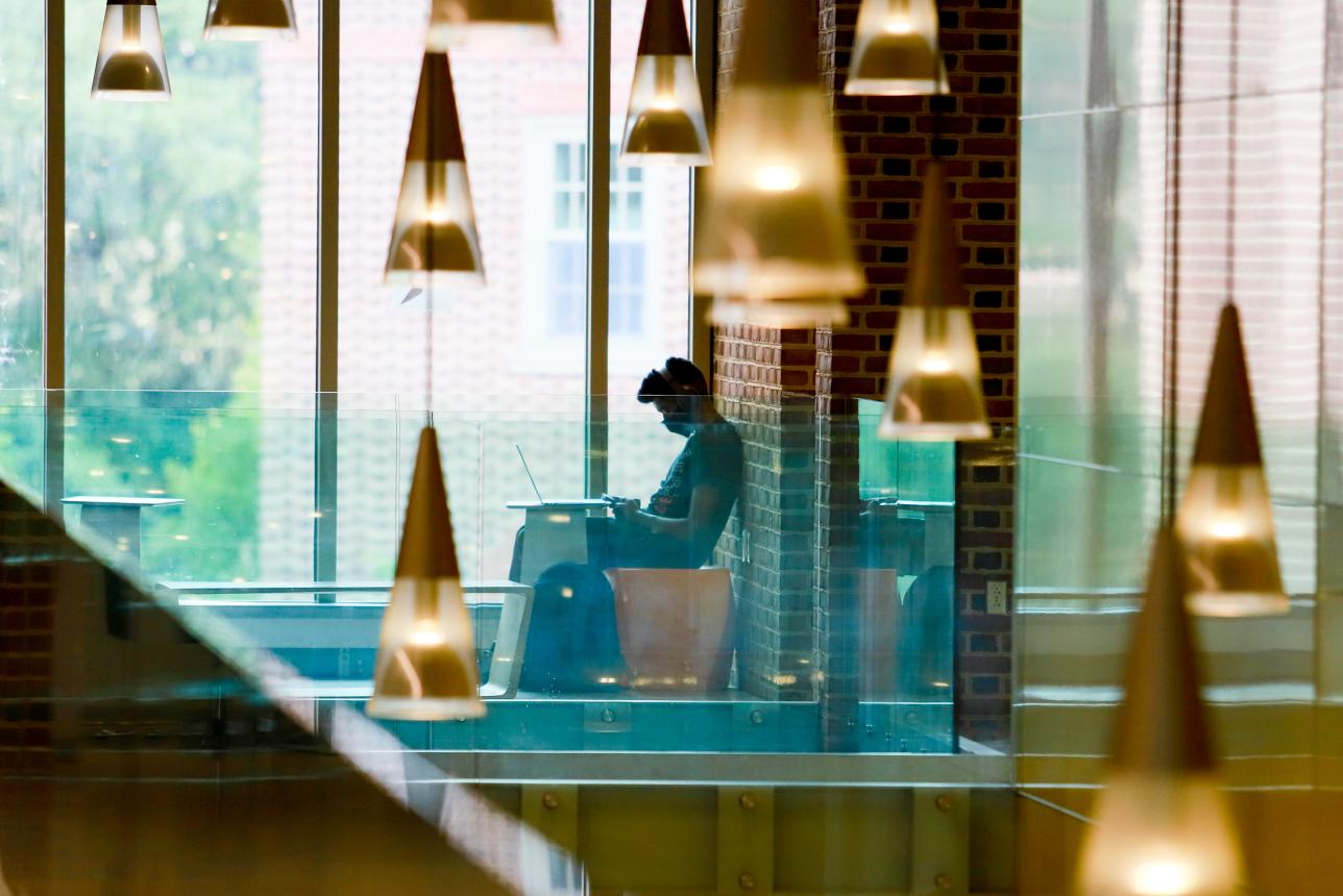 Student sitting with a laptop in William & 玛丽's ISC3 building