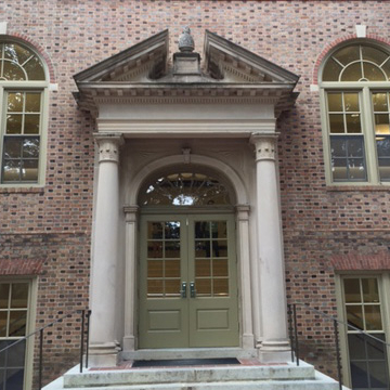 Front Door of Tyler Hall at William & 玛丽