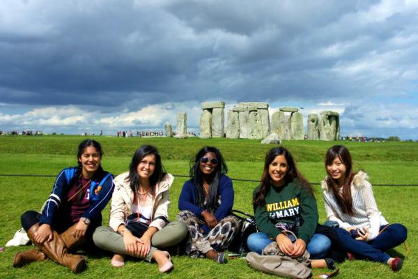 Willliam & 玛丽 students in front of Stonehenge