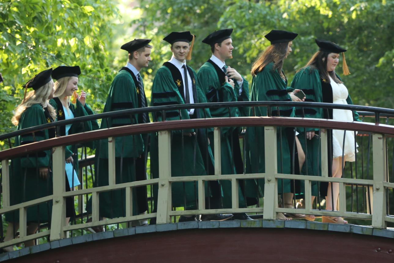 William & 玛丽 Graduates walking across the crim dell bridge