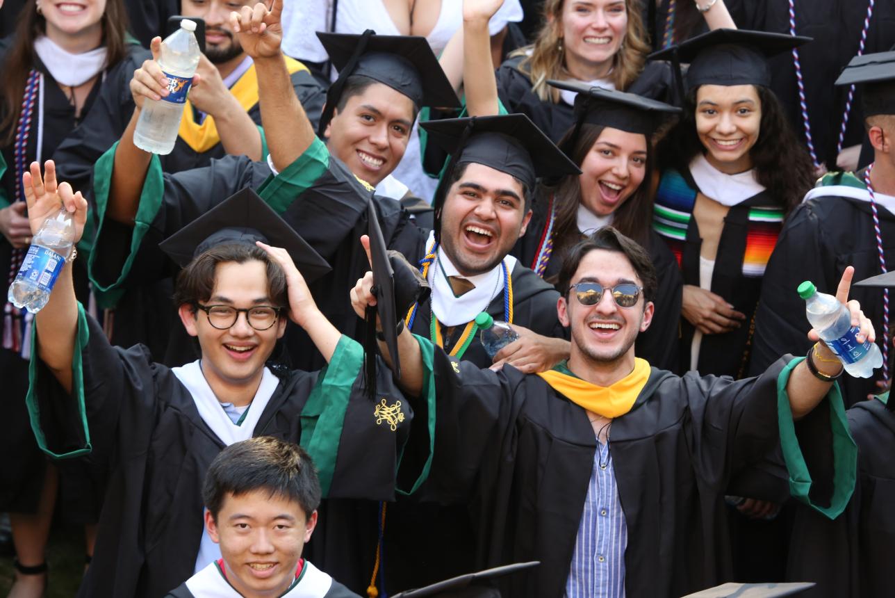 William & 玛丽 Students at 2022 Commencement