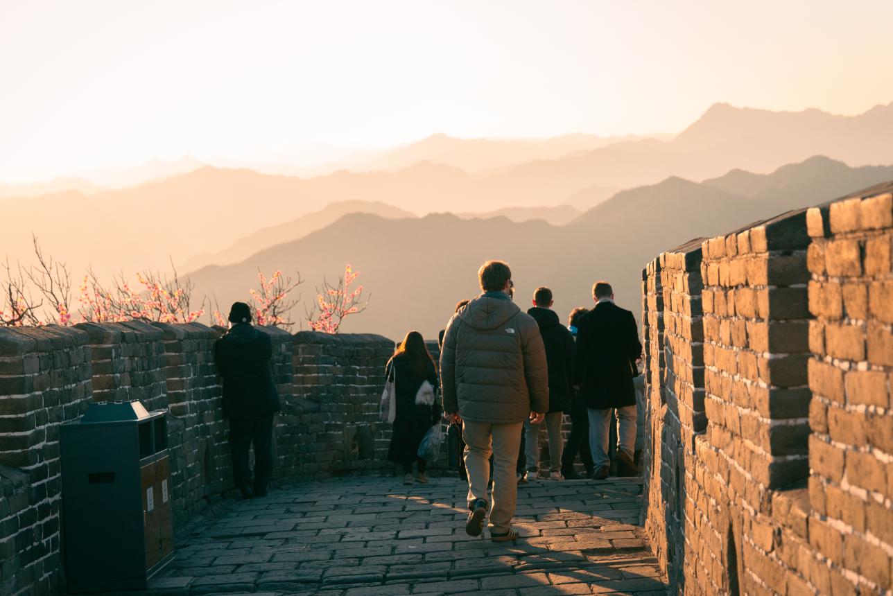 William & 玛丽 Students walking along the Wall of China