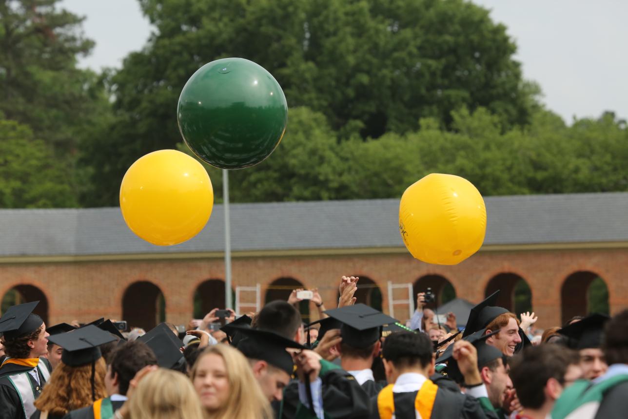 A scene of celebration at William & 玛丽's commencement
