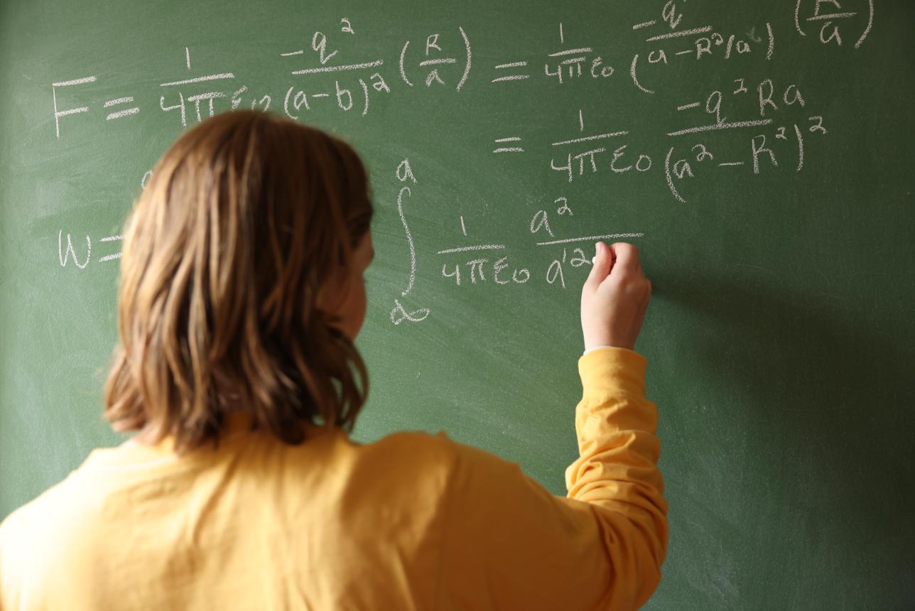William & 玛丽 Mathematics major solving a problem on the chalkboard