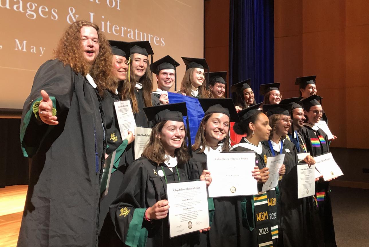 William & 玛丽 MLL students at commencement