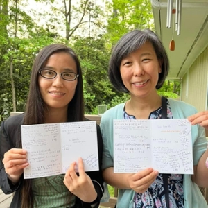 William & 玛丽 Chinese Studies Faculty holding papers
