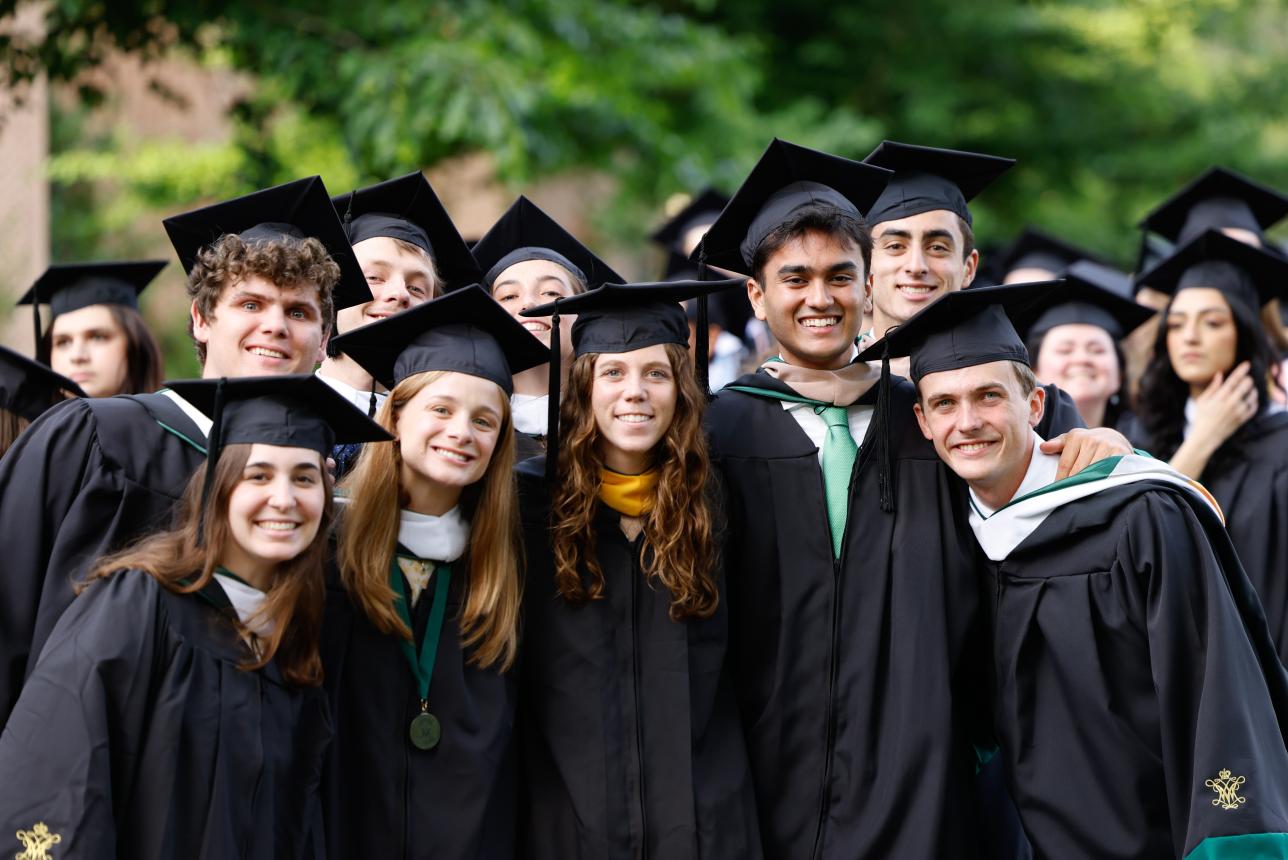 William & 玛丽 Alumni at Commencement