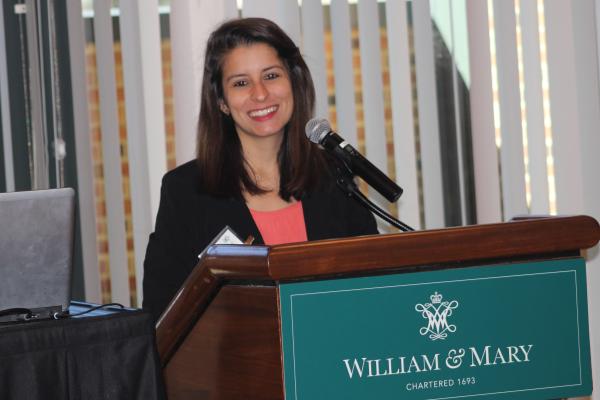 A graduate student presents at the Graduate Research Symposium at William & 玛丽