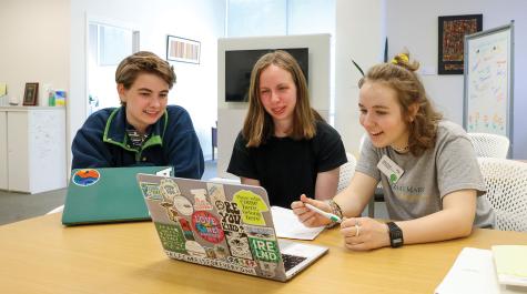 FOR THE LOVE OF WRITING: Writing center consultants Chloe Wright ’25 (left), 玛丽 Beth Bauermann ’24 (center) and Ciara Curtin ’24. Bauermann was also a university marketing communications intern in 2023 and 2024.