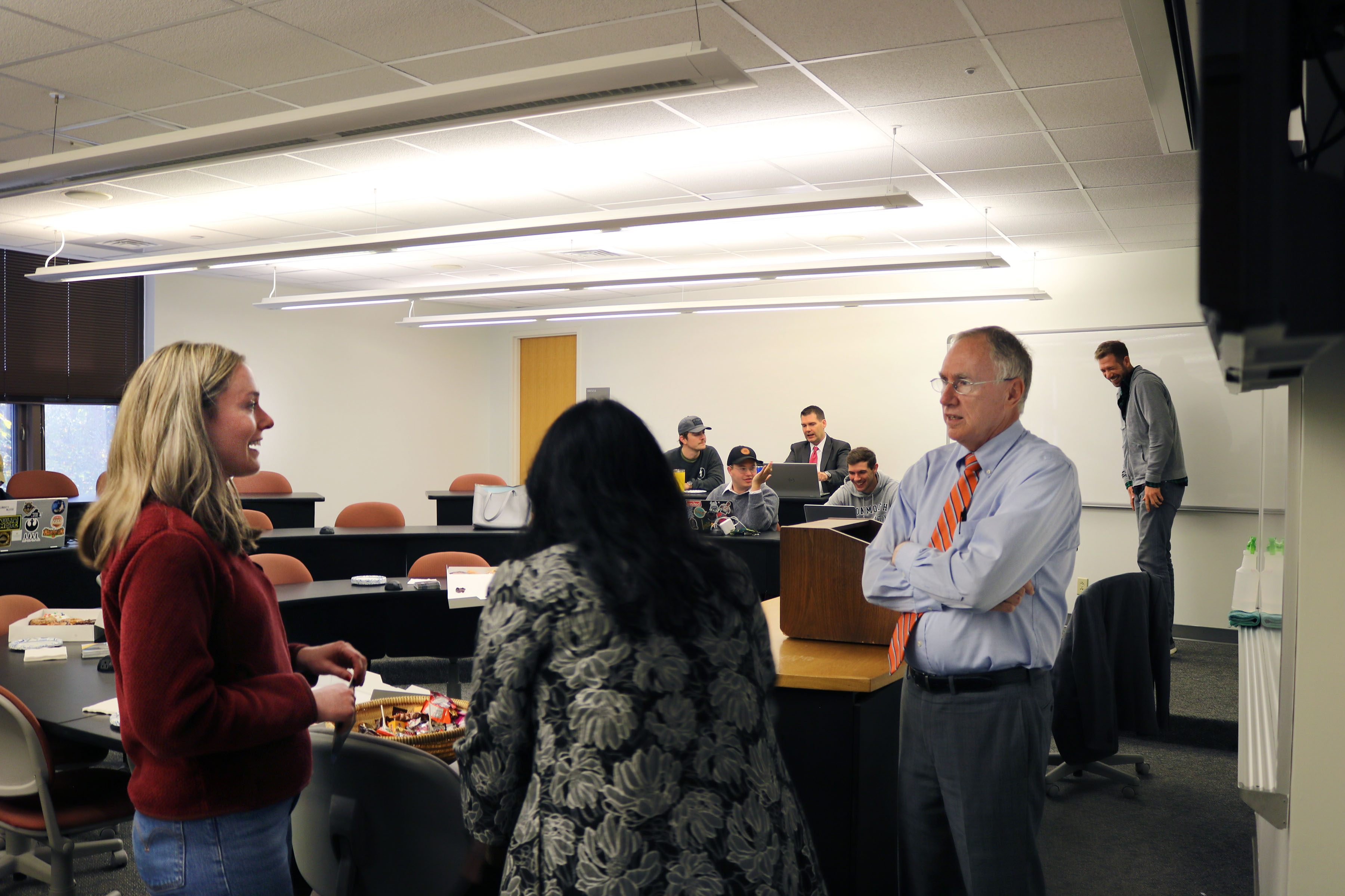 Mr. Travers conversing with students during a meet-and-greet at the William & 玛丽 Law School