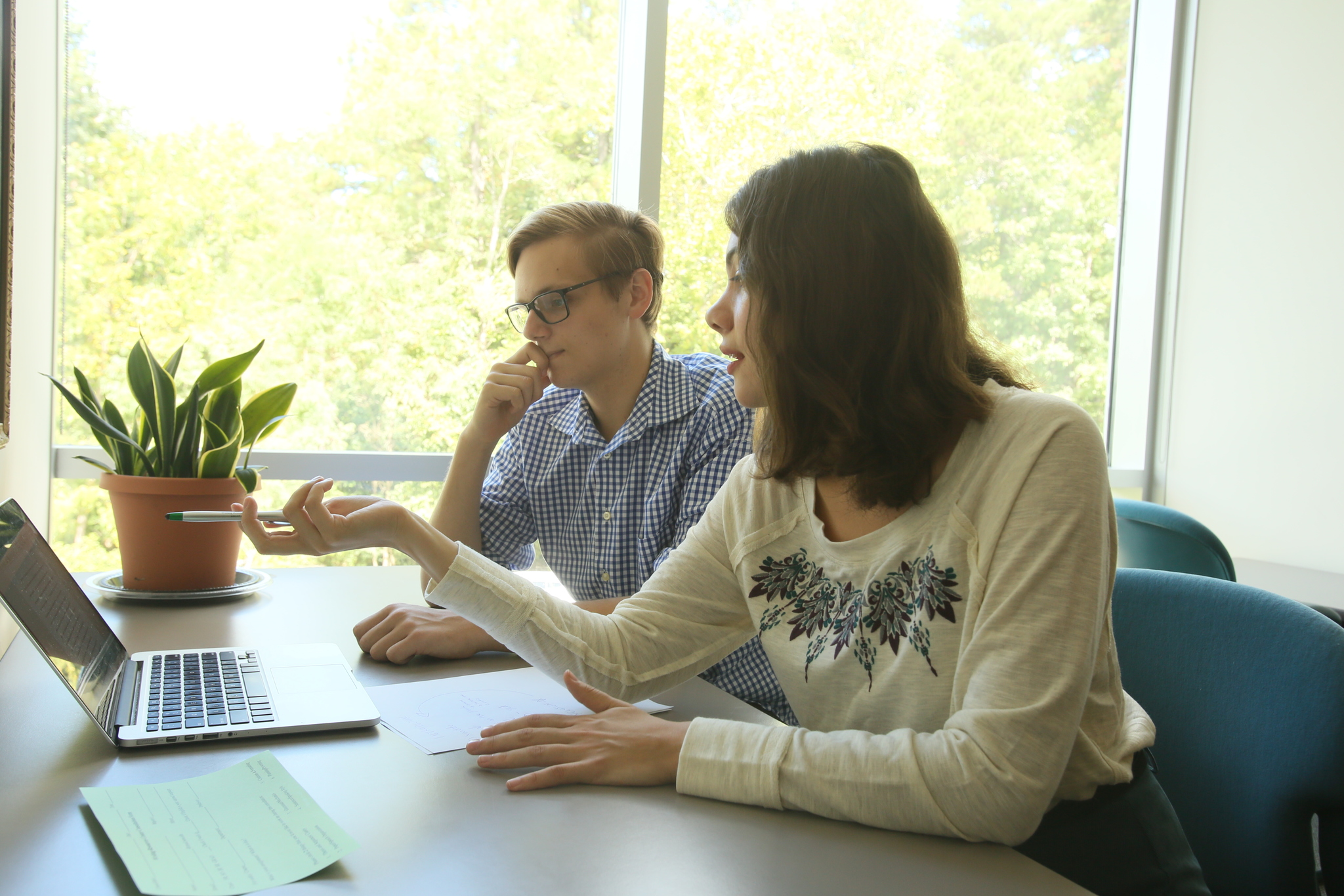 WCC writing consultant advising a consultee in William & 玛丽's Swem library in 2019
