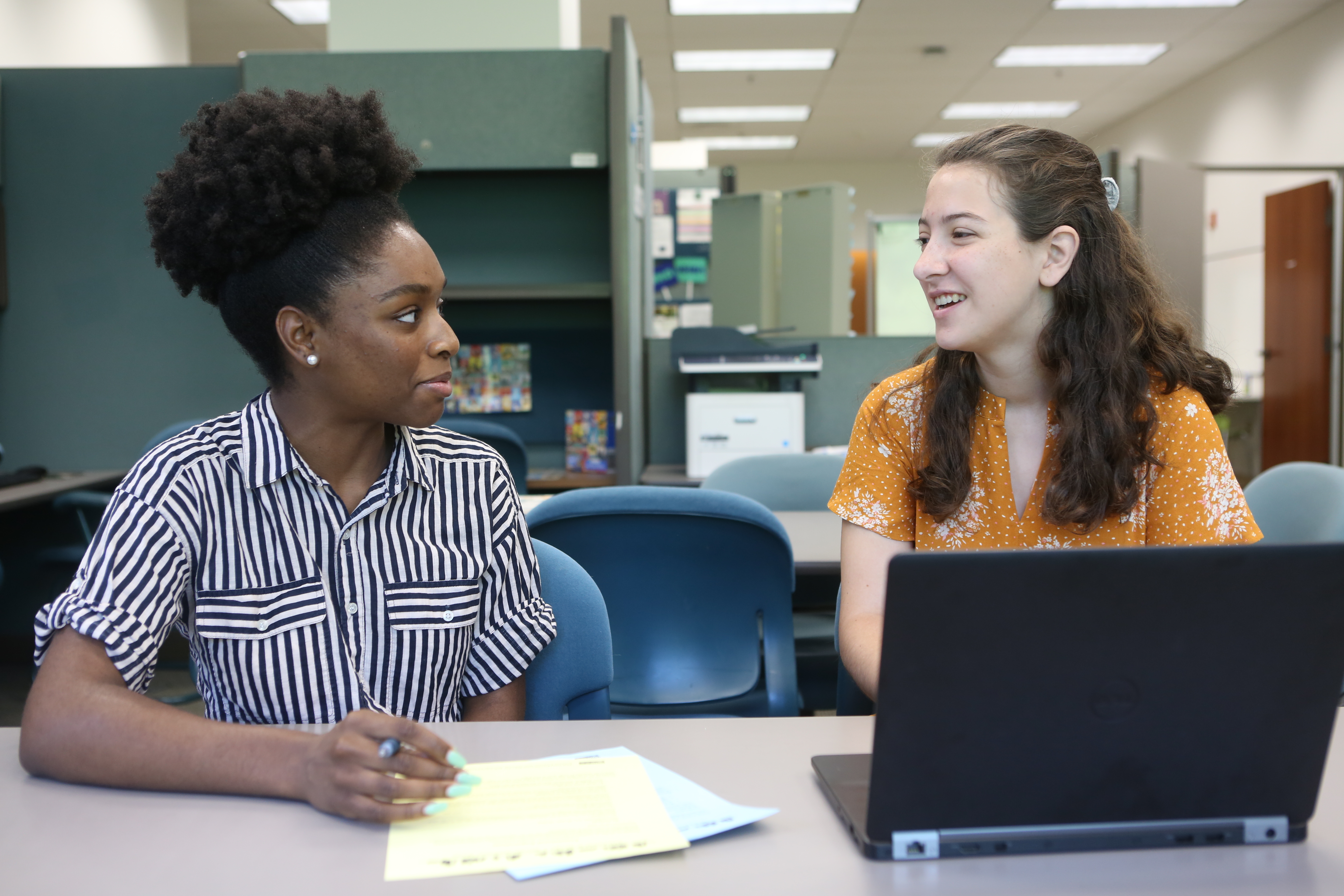 WCC writing consultant advising a consultee in William & 玛丽's Swem library