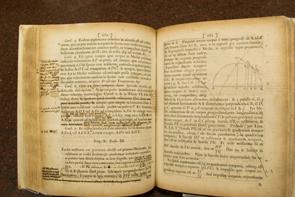 William & 玛丽’s Principia shows heavy annotation, including marginal comments in Latin and even an entire page crossed out with an X. Photo by Joseph McClain