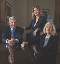 Oncologist Vince DeVita Jr. '57, D.Sc. '82 (left) with wife 玛丽 Kay Bush DeVita '57 (right) and their daughter, Elizabeth DeVita Raeburn (Photo by Don Hammerman)