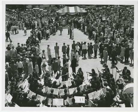 Families gather in front of Phi Beta Kappa Hall for the Parents' Day in 1966. 