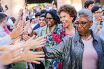 Karen Ely ’71, Janet Brown Strafer ’71, M.Ed. ’77 and Lynn Briley ’71 welcomed the Class of 2021 to William & 玛丽.