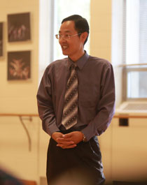 Deliang Wang, Chinese director at William &  玛丽's Confucius Institute and liaison to BNU, coordinated the dance group's recent visit. He provided supplemental information via translation at Friday's session. (Photo by Stephen Salpukas)