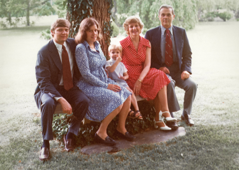 Three generations of the Reveley family in 1976 at Hampden-Sydney College: (from left) W. Taylor Reveley III, president of William & 玛丽, and Helen Reveley; W. Taylor Reveley IV, president of Longwood University, as a child; and Marie Eason Reveley and W. Taylor Reveley II, president of Hampden-Sydney College from 1963 to 1977 (Photo courtesy of the Reveley family)