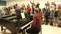 Visiting Director of Choirs Miles Canaday directs the William & 玛丽 Choir's rehearsal of the commissioned song. (Photo by Stephen Salpukas)