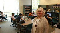 Sharon Zuber at the William & 玛丽 Writing Resources Center. (Photo by Stephen Salpukas)