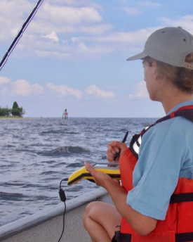 Karinna Nuñez of CCRM maps 玛丽land's Chesapeake Bay shoreline via GPS off the shore of Calvert County. (Photo by M. Berman/VIMS)
