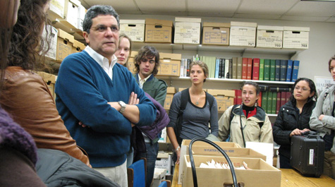 William & 玛丽 students listen to Carlos Osorio describe what work the National Security Archive does in its research library on the students' first visit there. (Photo courtesy of Silvia Tandeciarz)