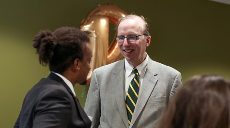 During the first day of Law Week every August, Dave Douglas has been on hand to welcome each new student personally and present them with a William & 玛丽 Law cap. (Photo by David Morrill)