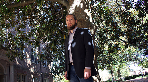 Nick Belluzzo poses under a magnolia tree on the William & 玛丽 campus