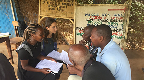 A William & 玛丽 student speaking with smallholder farmers in rural Kenya.