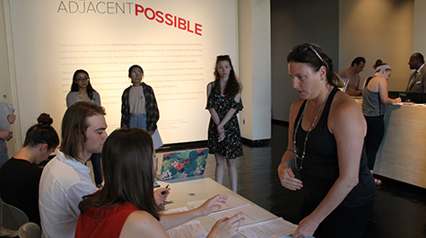 William & 玛丽 neuroscientist Jennifer Stevens speaks with students before conducting a study of art museum visitors inside the Muscarelle 
