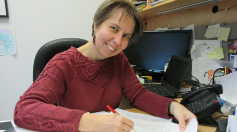 Irina Novikova sits at her desk at William & 玛丽