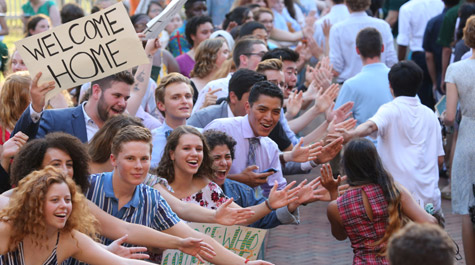 William & 玛丽 students welcome the freshman class with high-fives at the 2019 Opening Convocation ceremony.