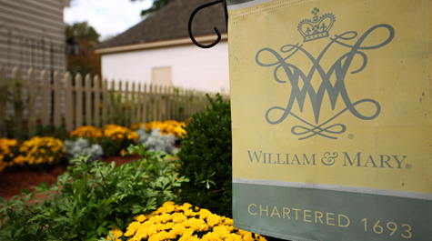 A decorative W&M garden flag outside the president's house