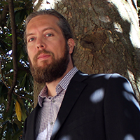 Nick Belluzzo poses under a magnolia tree on the William & 玛丽 campus