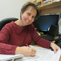 Irina Novikova sits at her desk at William & 玛丽