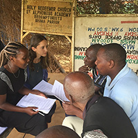 A William & 玛丽 student speaking with smallholder farmers in rural Kenya.