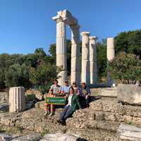 Group photo in front of Hieron monument