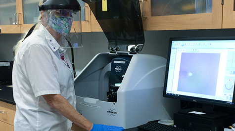 Amy Wilkerson checks out the Dektak XT surface profiler in one of William & 玛丽’s Applied Research Center core labs
