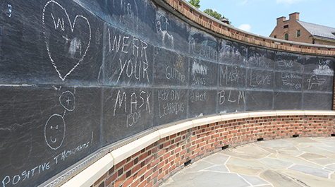 A chalkboard outside William & 玛丽's Integrated Science Center displays words of encouragement.